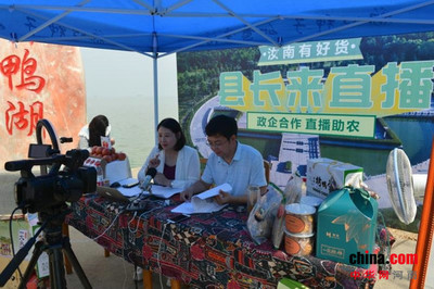 汝南縣縣長直播“帶貨” 為扶貧農副產品銷售插上騰飛翅膀